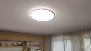 Vintage iedvesmotas LED kvēldiega spuldzes, kas karājas kā piekaramie lukturi, rada siltu atmosfēru mājīgā ēdamistabas zonā, demonstrējot energoefektīvus un stilīgus mājas apgaismojuma risinājumus.